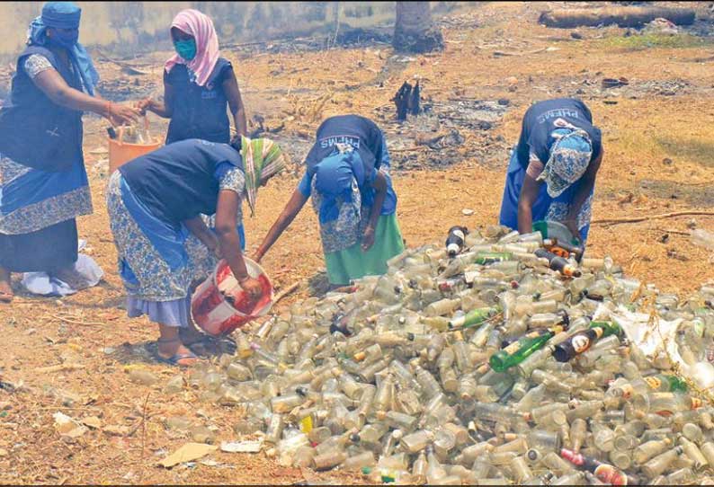 ராமேசுவரம் கோவில் தங்கும் விடுதியில் குவிந்து கிடக்கும் காலி மதுபாட்டில்கள்