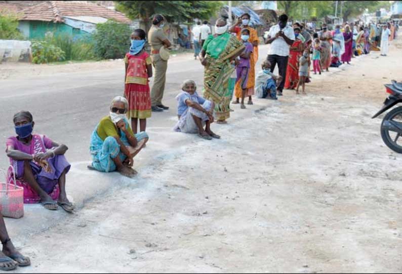 ஈரோட்டில் உள்ள அம்மா உணவகங்களில் உணவுக்காக சமூக இடைவெளியில் காத்திருந்த பொதுமக்கள்