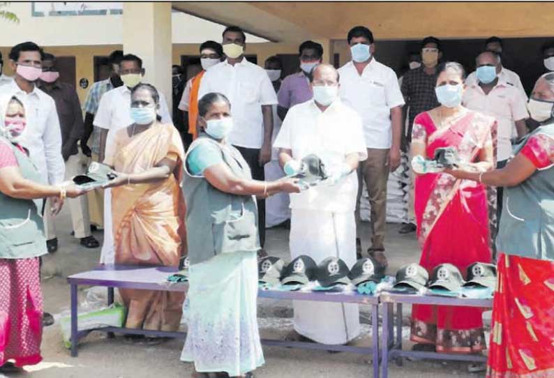 முதலிபாளையம் ஊராட்சியில் 2 ஆயிரம் குடும்பங்களுக்கு நிவாரண பொருட்கள் - கரைப்புதூர் நடராஜன் எம்.எல்.ஏ. வழங்கினார்