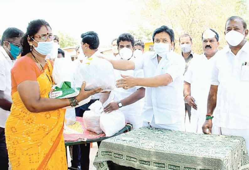 கள்ளக்குறிச்சி, சங்கராபுரம் பகுதிகளில் திருநங்கைகள் உள்பட 1,178 பேருக்கு நிவாரண பொருட்கள் அமைச்சர் வழங்கினார்