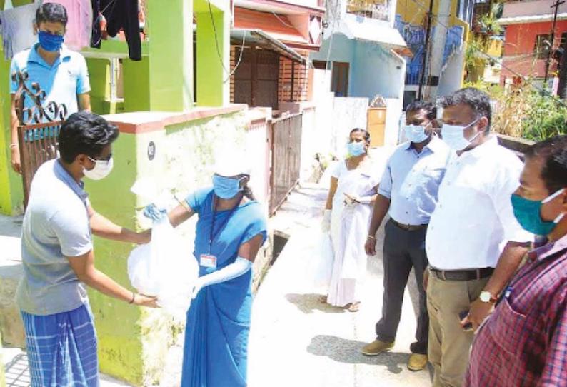 தடை செய்யப்பட்ட பகுதியில் வசிக்கும் மக்களுக்கு மீன்கள் நாகர்கோவில் மாநகராட்சி நிர்வாகம் இலவசமாக வினியோகம்