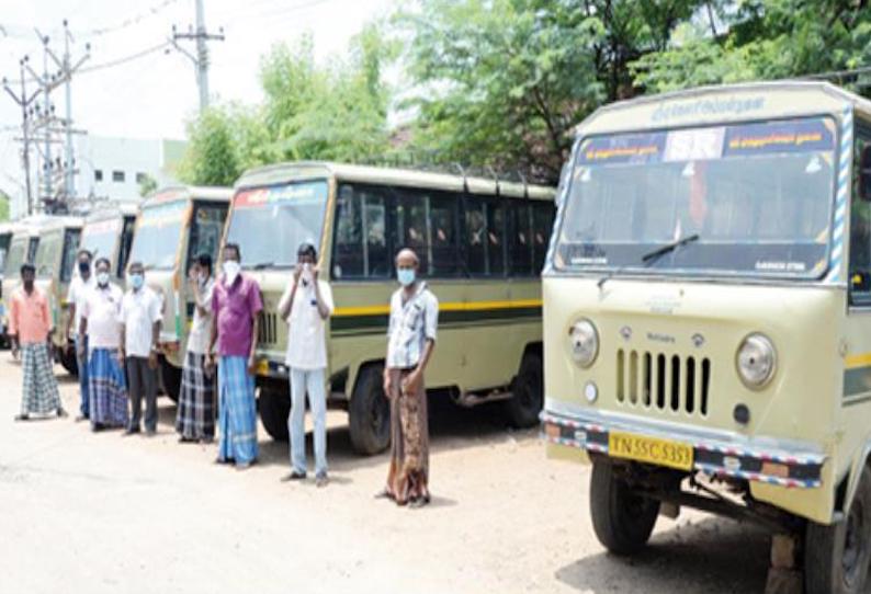 ஊரடங்கால் வருமானம் இல்லை: சுற்றுலா வேன் டிரைவர்கள் தவிப்பு