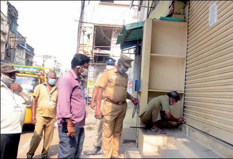 சேலத்தில் சமூக இடைவெளியை கடைபிடிக்காத 3 மளிகை கடைகளுக்கு ‘சீல்’