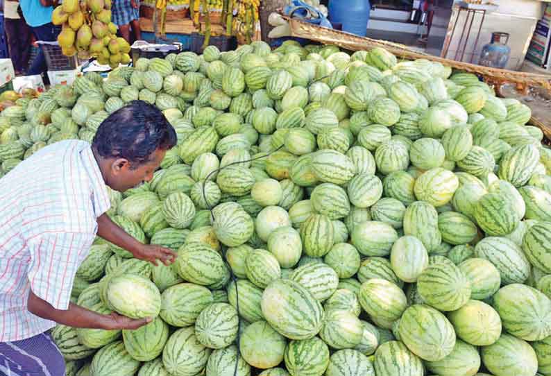 ஊரடங்கு காரணமாக கிலோ ரூ.10-க்கு விற்றும் விலைபோகாத தர்பூசணி பழங்கள் வியாபாரிகள் வேதனை