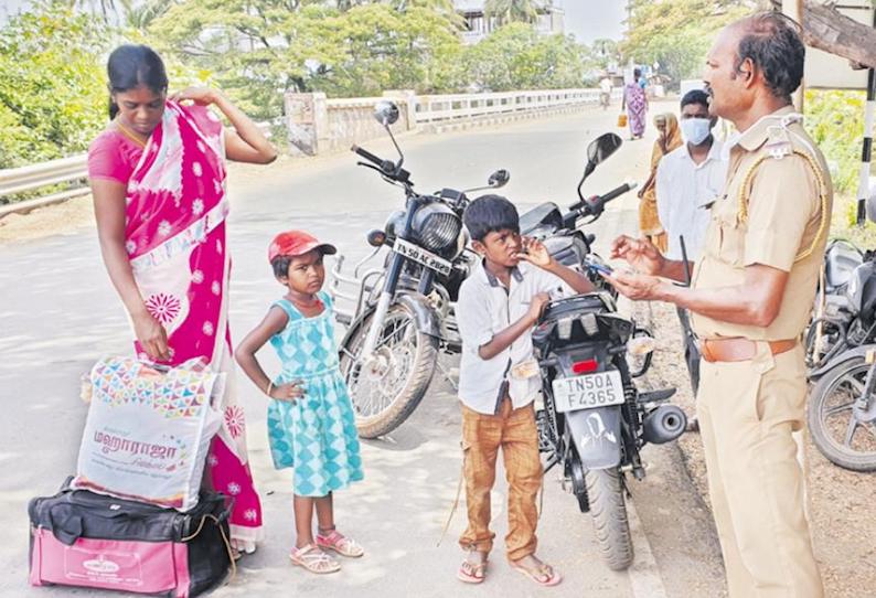 கணவருடன் ஏற்பட்ட தகராறில் ஊரடங்கை மீறி சாலையில் 2 குழந்தைகளுடன் வந்த பெண் மீட்பு