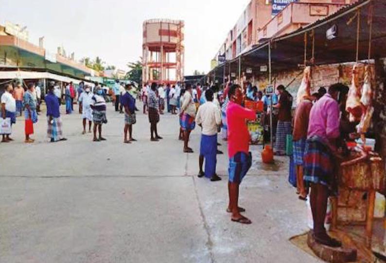 தக்கலை, குளச்சல் பகுதியில் இறைச்சி கடையில் திரண்ட அசைவ பிரியர்கள் தட்டுப்பாட்டால் ஏமாற்றத்துடன் சென்றனர்