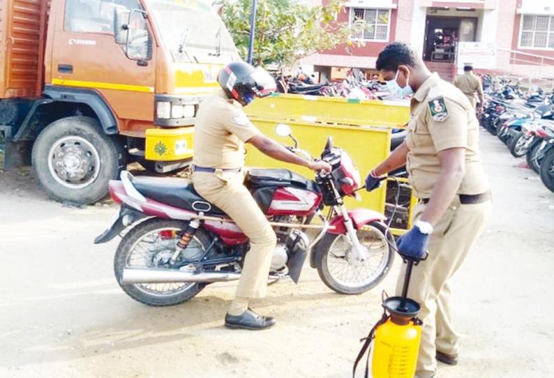 திருச்சி மாநகரில் உள்ள போலீஸ் நிலையங்களுக்கு கிருமி நாசினி தினமும் காலை, மாலை தெளிக்க அறிவுறுத்தல்