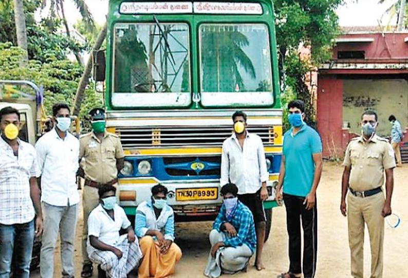 பட்டுக்கோட்டை தாசில்தார் அலுவலகத்தில் நிறுத்தி வைத்திருந்த மணல் லாரியை கடத்தி சென்ற 4 பேர் கைது