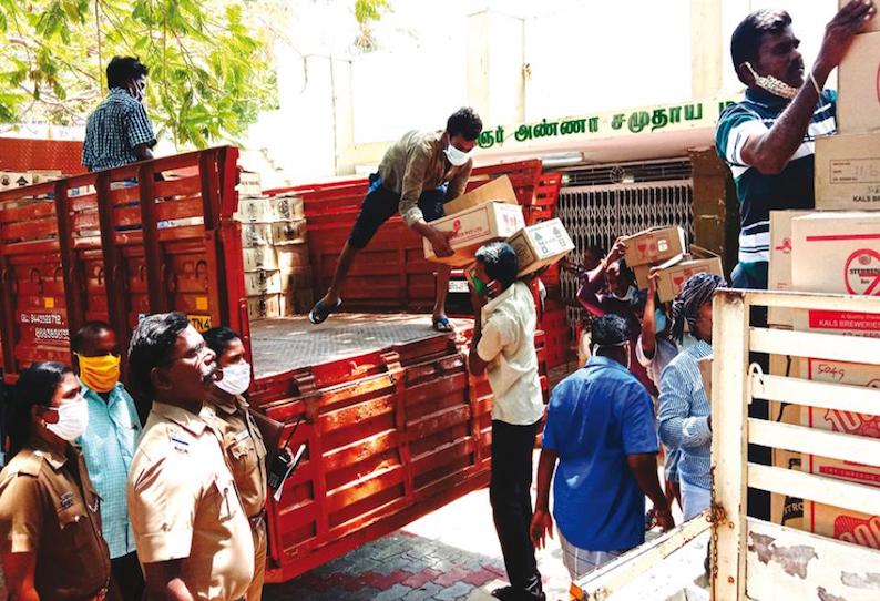 கரூர் மாவட்டத்தில், 95 டாஸ்மாக் கடைகள் இன்று திறப்பு மதுப்பிரியர்கள் சமூக இடைவெளியை கடைபிடிக்க ஏற்பாடு