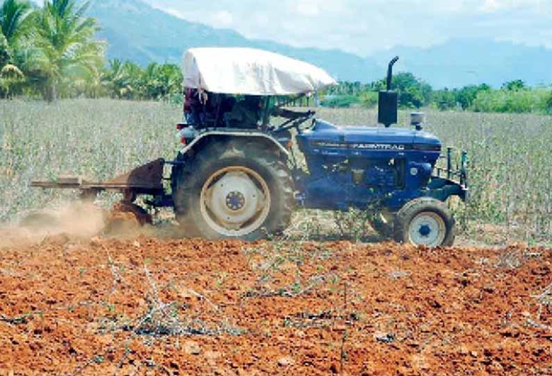 விளைச்சல் குறைவு, விலையும் வீழ்ச்சி: பருத்தி செடிகளை டிராக்டர் மூலம் அழித்த விவசாயிகள்