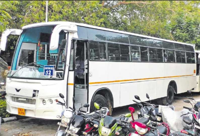 செய்யாறு அருகே 3 பஸ்களின் கண்ணாடி உடைப்பு - டிரைவர்கள் படுகாயம்; 4 பேர் கைது