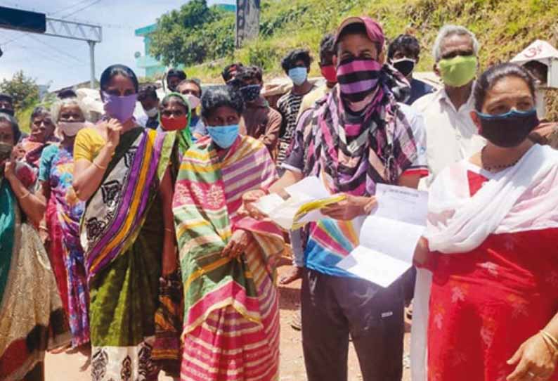 கிராம எல்லையில் வைக்கப்பட்ட தடுப்புகளை அகற்றிய அதிகாரிகளை கண்டித்து மக்கள் போராட்டம் - குன்னூர் அருகே பரபரப்பு