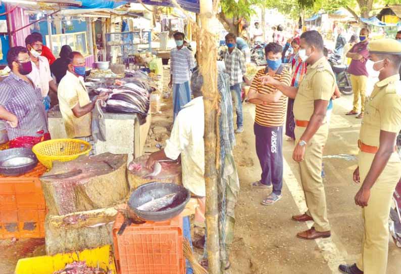 பொள்ளாச்சியில், சமூக இடைவெளிக்கு ஏற்பாடு செய்யாத 2 கடைக்காரர்கள் மீது வழக்கு - போலீசார் நடவடிக்கை