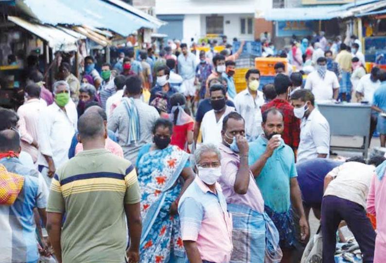 புத்தூர் மீன் மார்க்கெட்டில் சமூக இடைவெளியை கடைப்பிடிக்காத பொதுமக்கள்