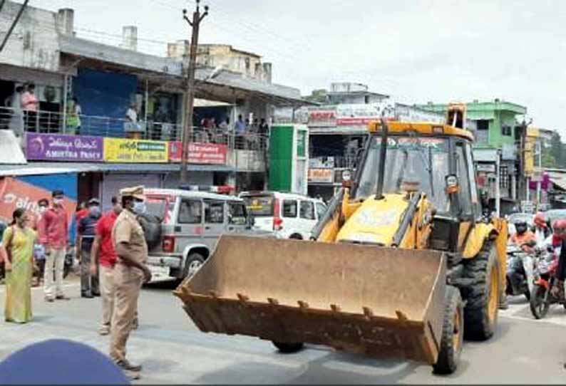 அரசு அனுமதித்த கடைகள் திறப்பு: நகைக்கடைகளை அடைக்க கூறிய போலீசாருடன் வியாபாரிகள் வாக்குவாதம் - ஊட்டியில் பரபரப்பு