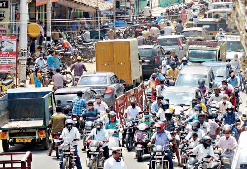 திண்டுக்கல்லில் இயல்பு வாழ்க்கை திரும்பியது: அத்தியாவசிய பொருட்கள் வாங்க கடைவீதிக்கு படையெடுத்த பொதுமக்கள் - கார், மோட்டார் சைக்கிள்களில் திரண்டு வந்ததால் போக்குவரத்து நெரிசல்