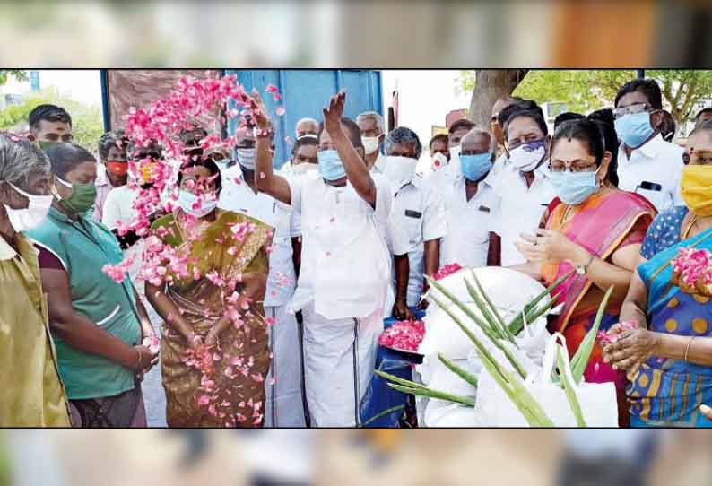 2 ஊராட்சிகளை சேர்ந்த தூய்மை பணியாளர்களுக்கு நிவாரண பொருட்கள்