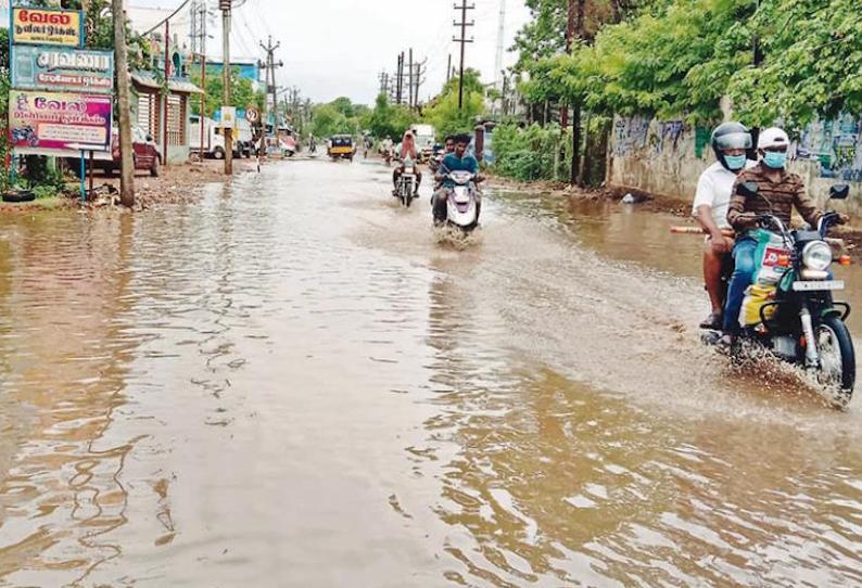 நாகை, திருவாரூர் மாவட்டங்களில் வெளுத்து கட்டிய மழை பொதுமக்கள்-விவசாயிகள் மகிழ்ச்சி