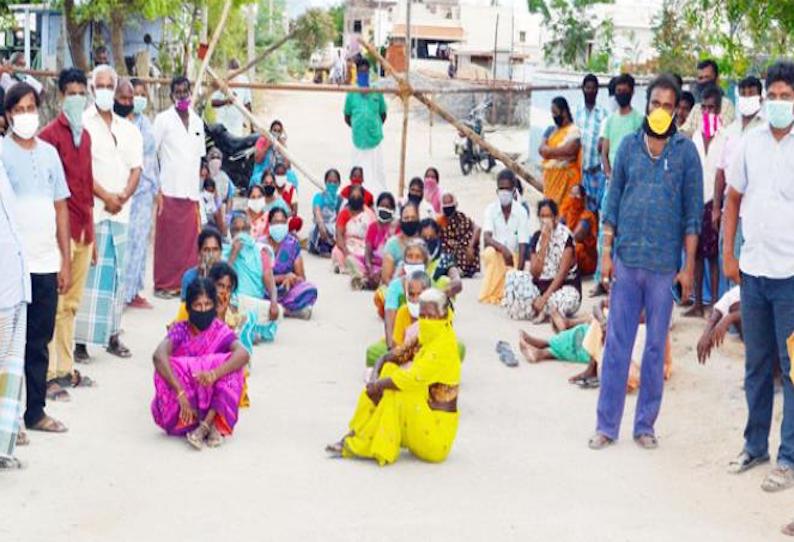 அரவக்குறிச்சியில் கொரோனா பரிசோதனை மையம் அமைக்க பொதுமக்கள் எதிர்ப்பு சாலையில் அமர்ந்து போராட்டம்