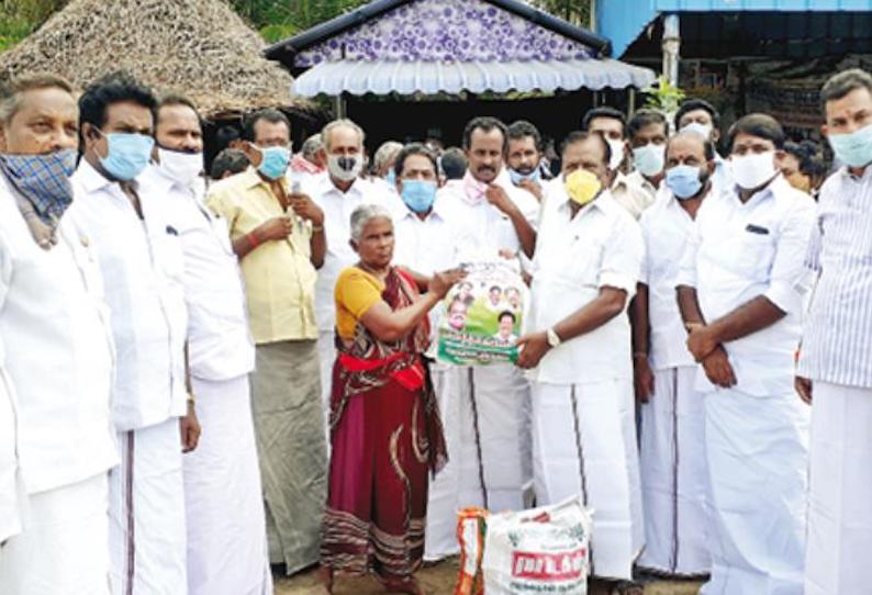 சலவை தொழிலாளர்கள், வாடகை கார் ஓட்டுனர்களுக்கு ரூ.2 லட்சத்தில் நிவாரண பொருட்கள்