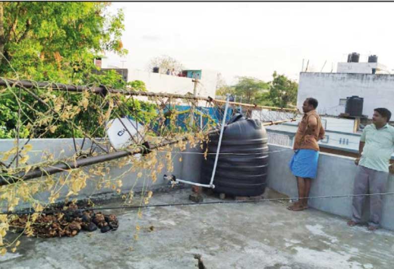 கே.வி.குப்பம் அருகே சூறாவளி காற்றில் வீடுகள் மீது விழுந்த செல்போன் கோபுரம்