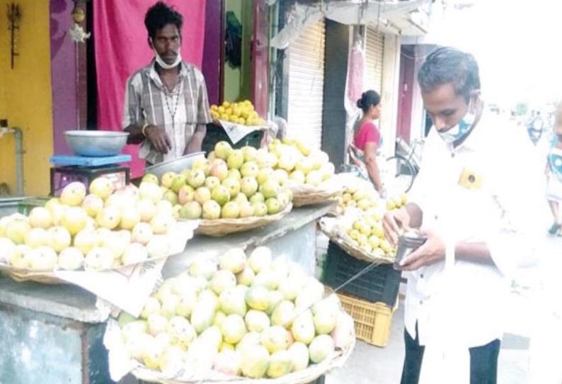 வாங்கிச்செல்ல வியாபாரிகள் வராததால் மாம்பழங்களை விற்க முடியாமல் தவிக்கும் விவசாயிகள்