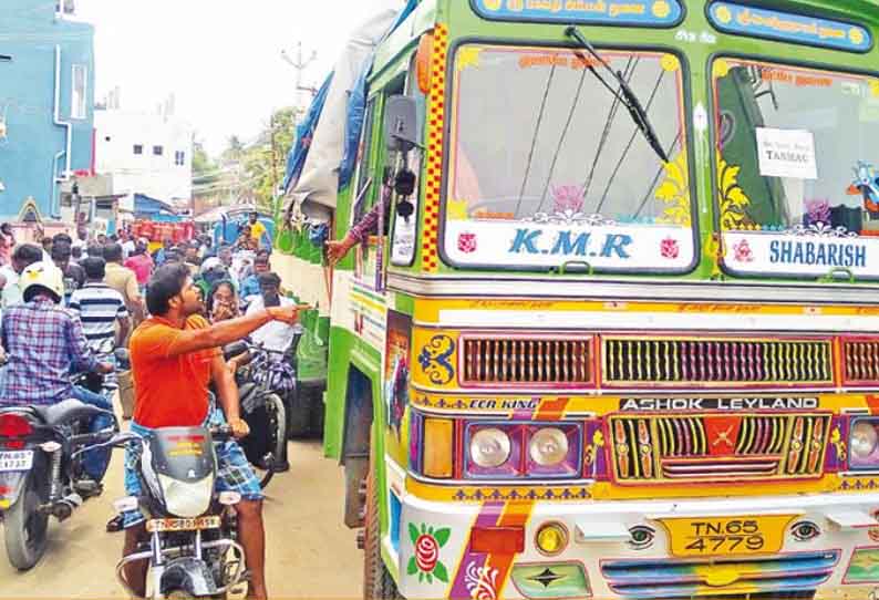 மதுபாட்டில்கள் ஏற்றி வந்த லாரியால் ஏற்பட்ட போக்குவரத்து நெரிசல் - வாகன ஓட்டிகள் ஆவேசம்