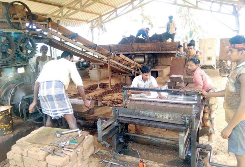 செங்கல் உற்பத்தி தொடங்கியது  காரமடை பகுதியில் தொழிலாளர்கள் மகிழ்ச்சி