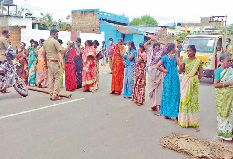 கூடலூரில்  டாஸ்மாக் கடையை மூடக்கோரி பெண்கள் சாலை மறியல்