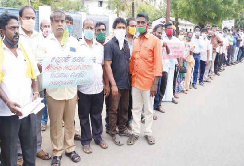 ஊரடங்கு முடியும் வரை மாதம் ரூ.15 ஆயிரம் நிவாரணம் வழங்கவேண்டும் முடிதிருத்தும் தொழிலாளர்கள் நீண்ட வரிசையில் நின்று கோரிக்கை