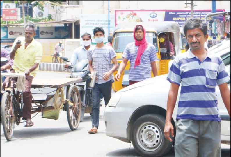 கொரோனா அச்சமின்றி முக கவசம் அணியாமல் சாலையில் நடமாடும் பொதுமக்கள்