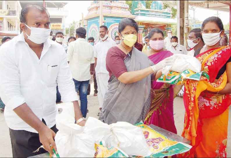 கோவில்பட்டி பகுதியில் 720 ஏழைகளுக்கு நிவாரண பொருட்கள் - கனிமொழி எம்.பி. வழங்கினார்