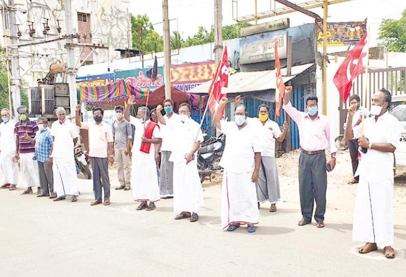 கொரோனா நிவாரணமாக ரூ.10 ஆயிரம் வழங்கக்கோரி ஆர்ப்பாட்டம் இந்திய கம்யூனிஸ்டு கட்சி சார்பில் நடந்தது