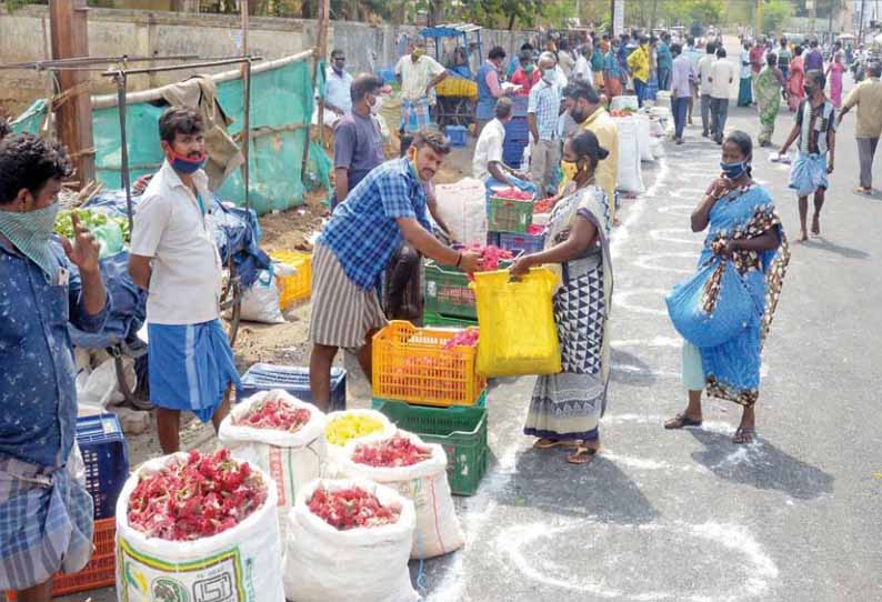 ஊரடங்கால் மார்க்கெட் மூடல்:  திண்டுக்கல்லில் சாலையோரத்தில் பூக்கள் விற்பனை