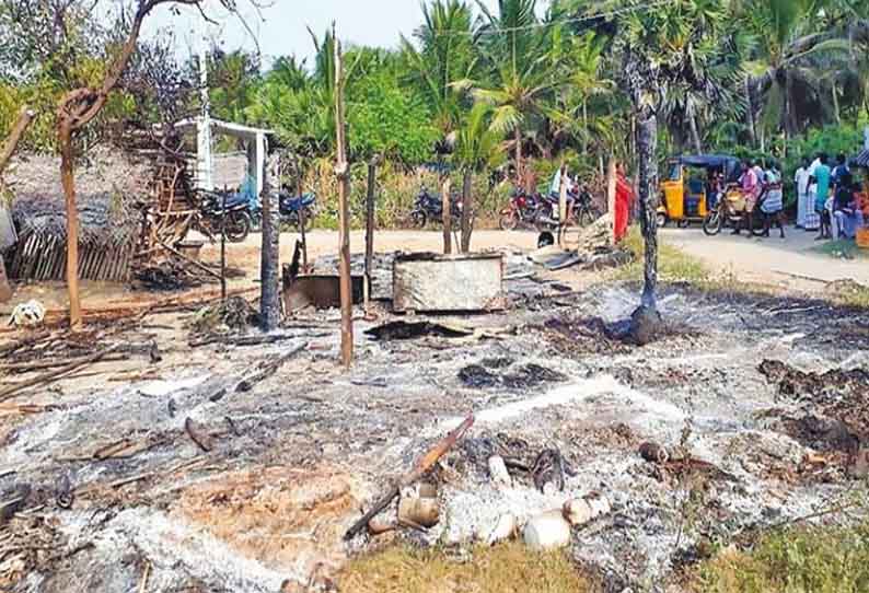 கடற்கரையோர குடிசையில் தீப்பிடித்தது   மீன்பிடி வலைகள் எரிந்து நாசம்