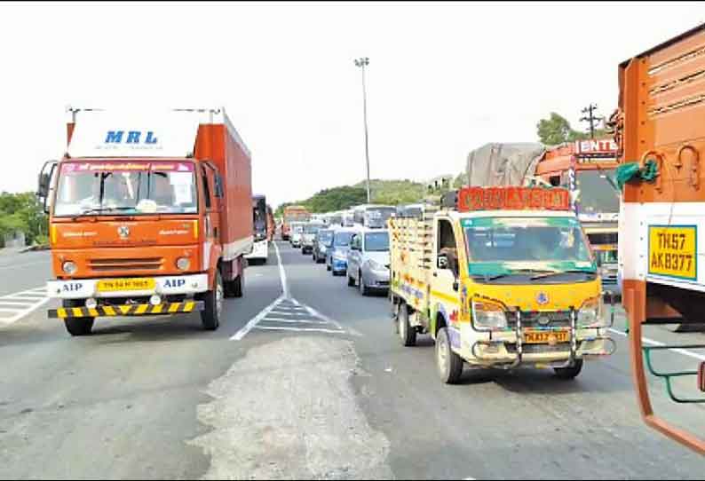 பரனூர் சுங்கச்சாவடியில் நீண்ட வரிசையில் காத்திருந்த வாகனங்கள்