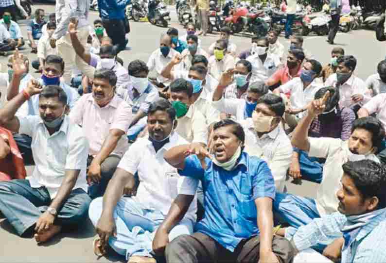 பொதுப்பணித்துறை ஊழியர்கள் சட்டசபையை முற்றுகை