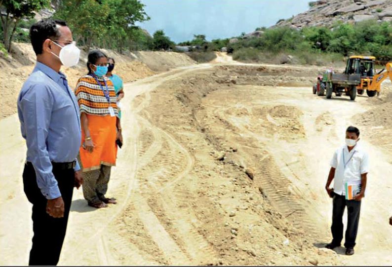 கிருஷ்ணகிரி ஒன்றியத்தில் 19 ஏரிகள் தூர்வாரும் பணி; கலெக்டர் ஆய்வு