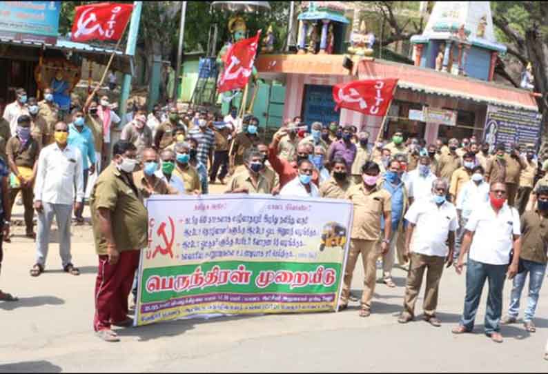 வேலூர் கலெக்டர் அலுவலகம் அருகே ஆட்டோ இயங்க அனுமதி வழங்கக்கோரி திரண்ட டிரைவர்கள்