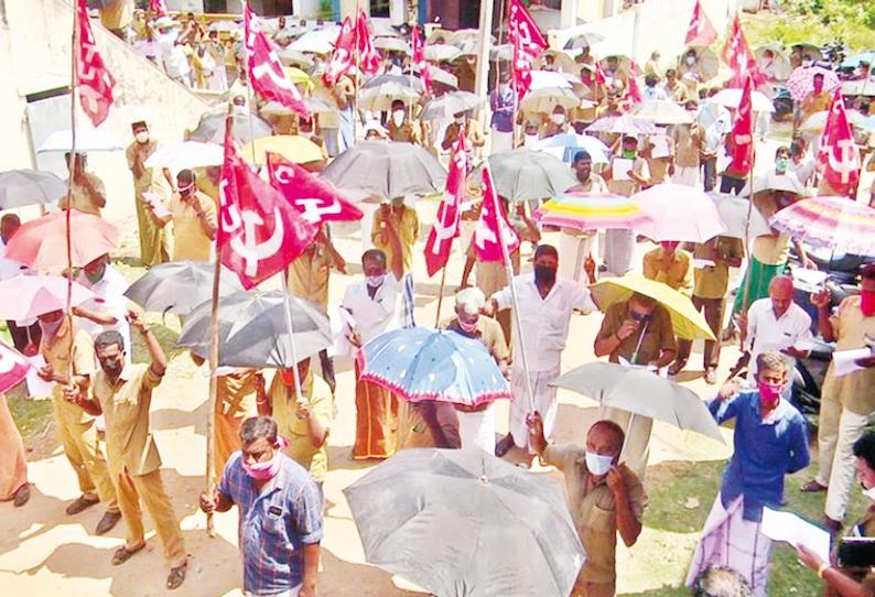 கொரோனா நிவாரணம் வழங்கக்கோரி ஆட்டோ தொழிலாளர்கள் குடைகளை ஏந்தி ஆர்ப்பாட்டம் திருவாரூரில் நடந்தது