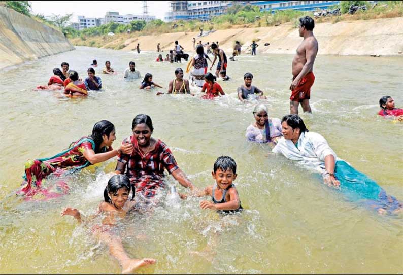 கோடையை சமாளிக்க கிருஷ்ணா நதிநீர் கால்வாயில் குடும்பத்தினருடன் குதூகல குளியல்