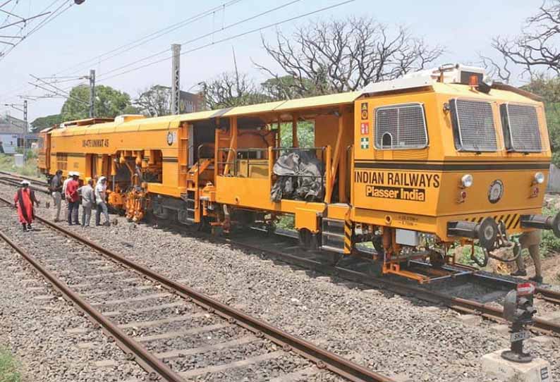 கோவையில் எந்திரம் மூலம் தண்டவாளங்கள் பராமரிப்பு