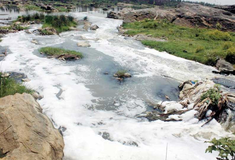 ஊரடங்கின்போது தூய்மையாக ஓடிய தண்ணீர்: ஆலைக்கழிவுகளால் நுரைபெருகி நிறம் மாறும் காவிரி