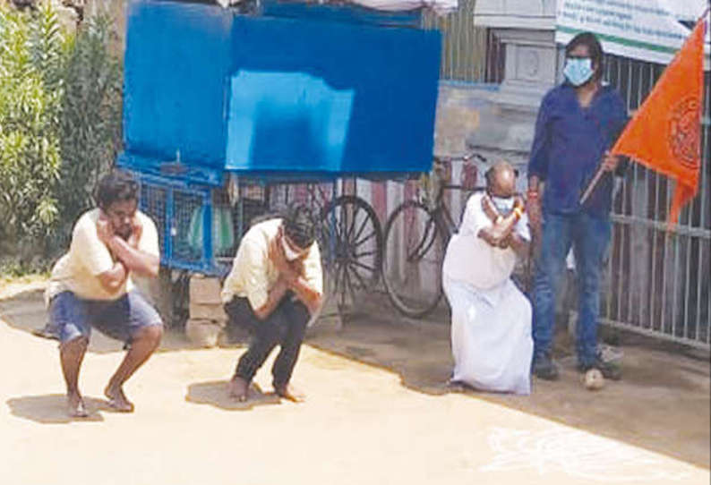 கோவில்களை திறக்க கோரி இந்து முன்னணியினர் நூதன போராட்டம்