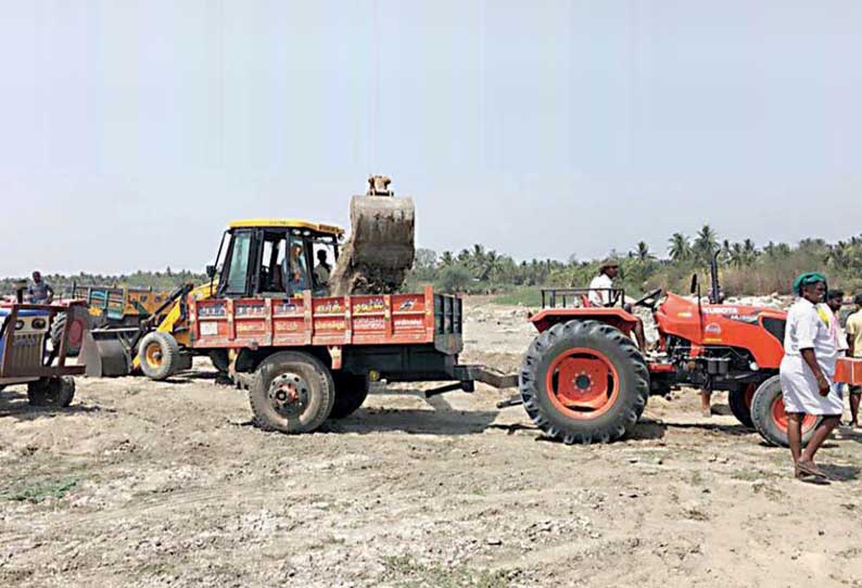 ஈச்சம்பாடி அணையை தூர்வாரும் பணி தீவிரம்; வண்டல் மண்ணை விவசாயிகள் எடுத்துக் கொள்ள அனுமதி