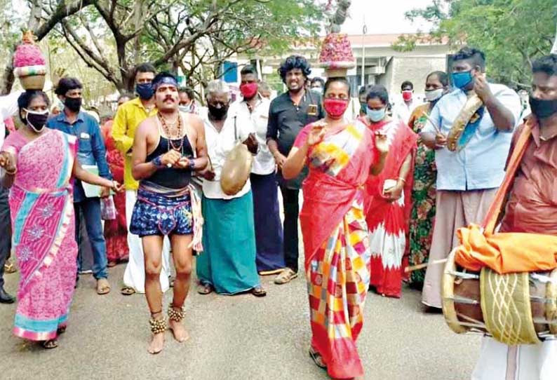 வாத்திய கருவிகளை இசைத்துக்கொண்டு கரகாட்டம் ஆடியபடி கலெக்டர் அலுவலகத்துக்கு வந்த கலைஞர்கள் நிவாரணம் கேட்டு மனு கொடுத்தனர்