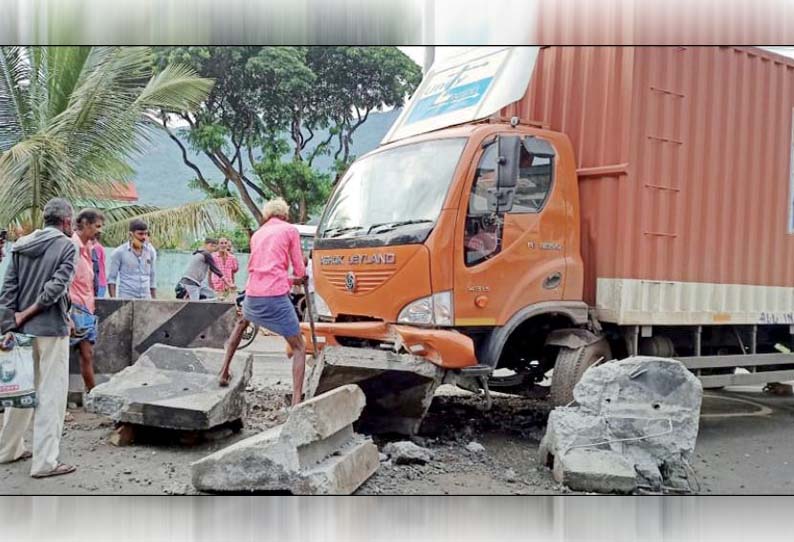 கூடலூரில் சாலை தடுப்பில் மோதிய சரக்கு லாரி  போக்குவரத்து பாதிப்பு