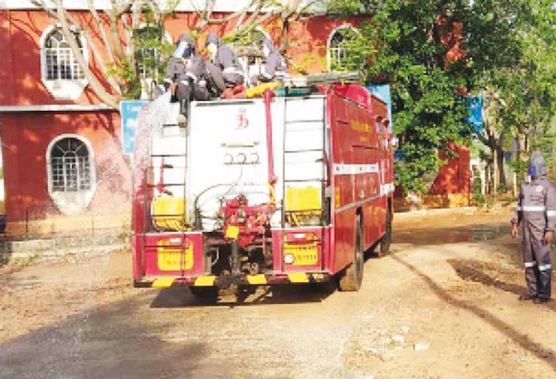 திருச்சி மாநகர பகுதிகளில் தினமும் 4,500 லிட்டர் தண்ணீரில் கிருமிநாசினி மருந்து கலந்து தெளிப்பு