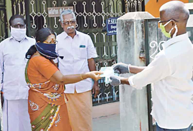 இலவச ரேஷன் பொருட்களுக்காக கடலூரில் வீடு வீடாக டோக்கன் வினியோகம்