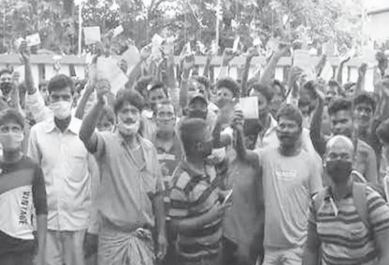 சொந்த ஊருக்கு அனுப்பி வைக்கக்கோரி டோக்கன்களுடன் வந்து போராட்டம் நடத்திய பீகார் தொழிலாளர்கள்
